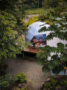 比加瓜Bitzu Dome-Bijagua Riverside Glamping的森林里有人的帐篷