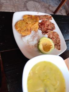马尼萨莱斯Hostal Piedra del Ocaso的饭盘,饭盘,肉盘, ⁇ 菜
