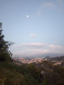 马尼萨莱斯Hostal Piedra del Ocaso的从山丘上欣赏到城市美景