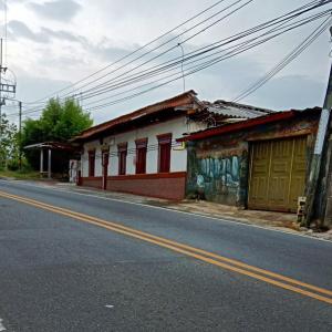 马尼萨莱斯Hostal Piedra del Ocaso的街道边的建筑物
