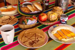 普诺Uros TITIKAKA the Best lodge的餐桌上放有食物和水果盘