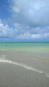 伊塔马拉卡Casa aconchegante próxima a Praia de Jaguaribe的享有海滩和大海的景色