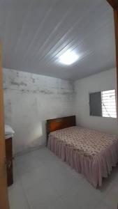 伊塔马拉卡Casa aconchegante próxima a Praia de Jaguaribe的一间白色客房内的床铺卧室