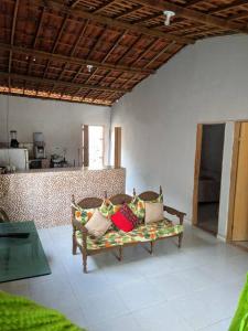 伊塔马拉卡Casa aconchegante próxima a Praia de Jaguaribe的客房内的沙发上配有枕头