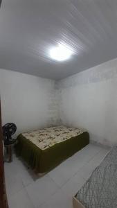 伊塔马拉卡Casa aconchegante próxima a Praia de Jaguaribe的一间卧室,卧室内配有一张床和一把椅子