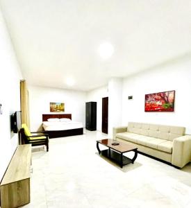 安曼Salvador Dali Apartments的客厅配有沙发和1张床