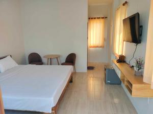 Ban Mae Laiกุหลาบแก้ว รีสอร์ท的一间卧室配有一张床和一台电视