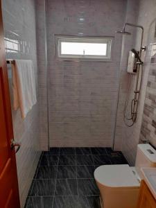 Ban Mae Laiกุหลาบแก้ว รีสอร์ท的带淋浴和卫生间的浴室以及窗户。