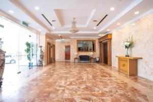 米里索美赛特酒店的一个带大理石地板和书桌的办公大堂