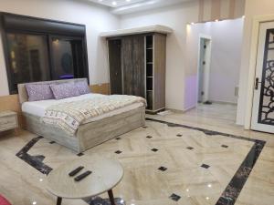 杰拉什Lotus housing for furnished apartments的客厅配有床和桌子