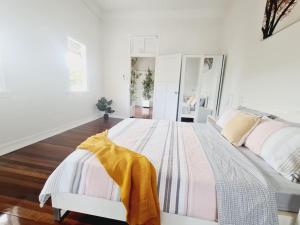 玛丽伯勒Exclusive location - Entire 3-bedroom in Maryborough CBD, 10ppl的白色卧室,配有一张黄色毯子床