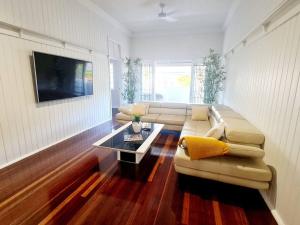 玛丽伯勒Exclusive location - Entire 3-bedroom in Maryborough CBD, 10ppl的客厅配有沙发和桌子