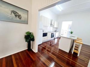 玛丽伯勒Exclusive location - Entire 3-bedroom in Maryborough CBD, 10ppl的客厅设有厨房和桌子