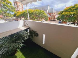 玛丽伯勒Exclusive location - Entire 3-bedroom in Maryborough CBD, 10ppl的水泥墙,旁边是植物