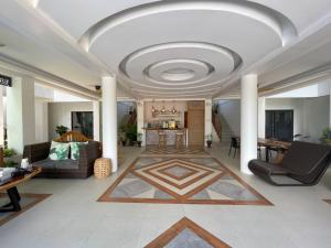 邦劳Azul de Panglao Hotel by Cocotel的一间设有格子天花板和地毯的大客厅