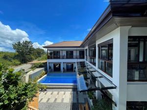 邦劳Azul de Panglao Hotel by Cocotel的享有带游泳池的房屋的空中景致