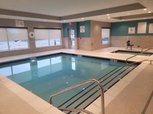 比林斯avid hotels Billings West, an IHG Hotel的医院里的一个大型游泳池