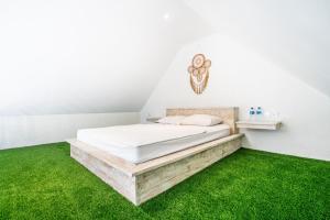 DarmasabaAnny Guesthouse by ecommerceloka的一间卧室,配有绿草床