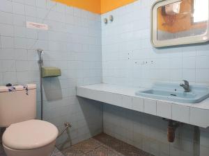 占碑市RedDoorz Syariah At Hotel Matahari 1 Jambi的一间带卫生间和水槽的浴室