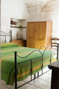 马丁纳弗兰卡Lapignagialla的一间卧室配有一张床和一个木制橱柜