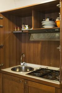 马丁纳弗兰卡Lapignagialla的厨房配有水槽和炉灶