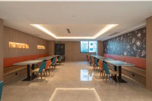 Hanting Hotel Xiamen Airport Wuyuan Bay餐厅或其他用餐的地方