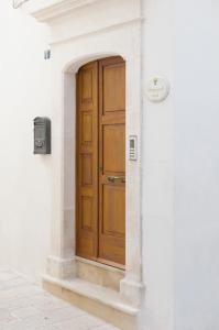 马丁纳弗兰卡Lapignagialla的白色建筑一侧的木门