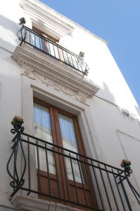 马丁纳弗兰卡Lapignagialla的带阳台和窗户的建筑