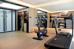 集宁Ji Hotel Ulanqab Victoria Square的健身房,在房间内配有跑步机和椭圆机