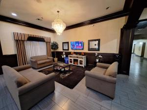 新奥尔良Trident Inn & Suites New Orleans的客厅配有两张沙发和一台电视机