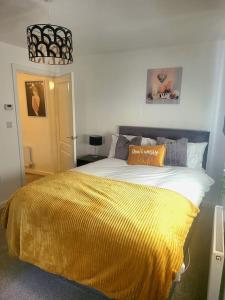 利兹City Vibes Getaway的一间卧室配有一张带黄色毯子的大床