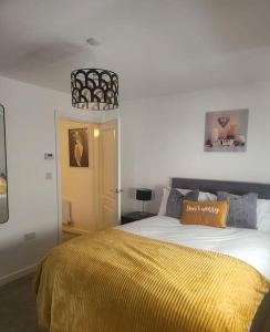利兹City Vibes Getaway的一间卧室配有一张带黄色毯子的大床