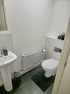 利兹City Vibes Getaway的浴室配有白色卫生间和盥洗盆。