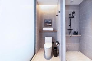 济南Atour Hotel Jinan Tangyan Dongbaqu Enterprise Park的带淋浴的浴室配有白色卫生间