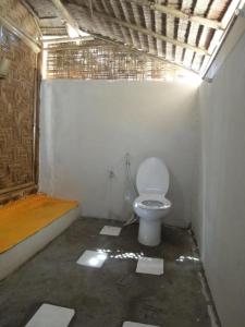 丽贝岛วารินทร์ วิลเลจ的一间位于客房内的白色卫生间的浴室