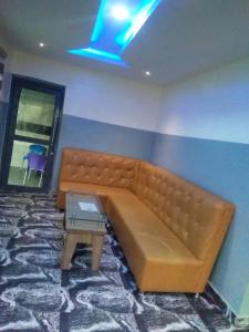 OshodiAmericana Hotel的客厅的沙发,拥有蓝色的灯光