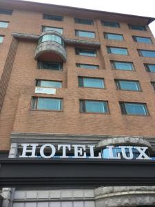 金浦Hotel Lux的大楼前的酒店标志