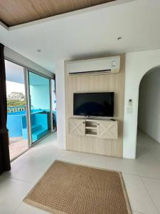 梭桃邑Costa Beach Residence & Jacuzzi的客厅设有壁挂式平面电视。