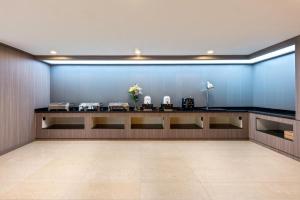 Hanting Hotel Guangzhou Baiyun Airport Renhe Metro Station餐厅或其他用餐的地方