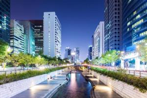 首尔Sinchon A plus的夜中城市的河流