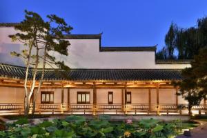 济南Blossom House Jinan Shunlu的享有大楼的外部景色