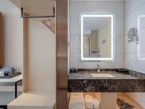 荔浦Borrman Hotel Lipu Central Plaza的一间带水槽和镜子的浴室