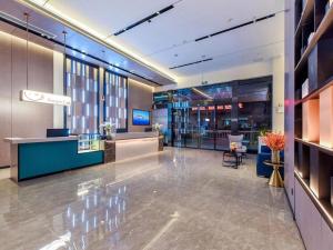 贵阳Echarm Hotel Guiyang Zhongshan West Road Metro Station的一个带前台办公室的大堂