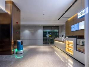 南宁City Comfort Inn Nanning Puluowangsi的商店的大堂,有现金登记册