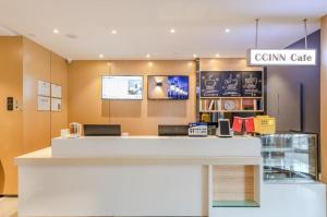 TaheCity Comfort Inn Beijing Capital Airport Shunyi Metro Station的商店里的一个柜台,上面有读到连衣裙咖啡的标志