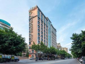 花都Echarm Hotel Guangzhou North Station Cultural Tourism City的街道边的高楼