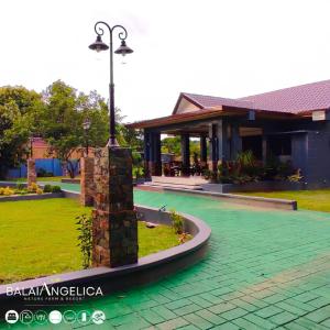 PagsanjanBalai Angelica - Nature Farm & Resort的前面有路灯的房子