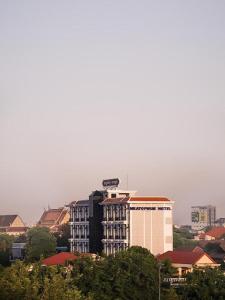 马德望Meatophum Samnang的城市天际线,前沿有高楼