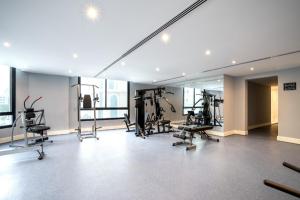 多哈Royal sherao hotel فندق شراعوه الملكي的大楼内带跑步机和健身器材的健身房