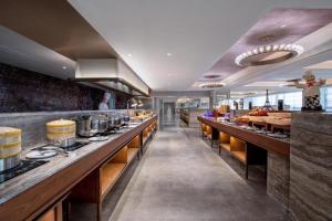 花都广州白云国际机场美居酒 店的餐厅内带长柜台的厨房